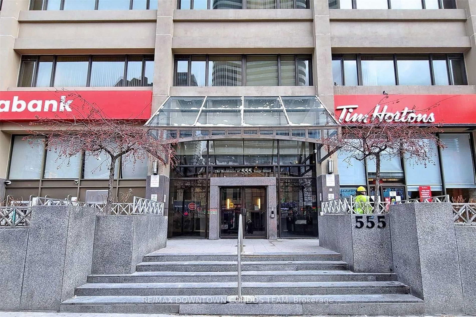 555 Yonge St, unit 806 for rent