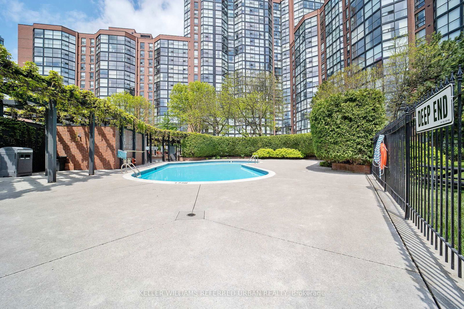 725 King St W, unit 703 for sale