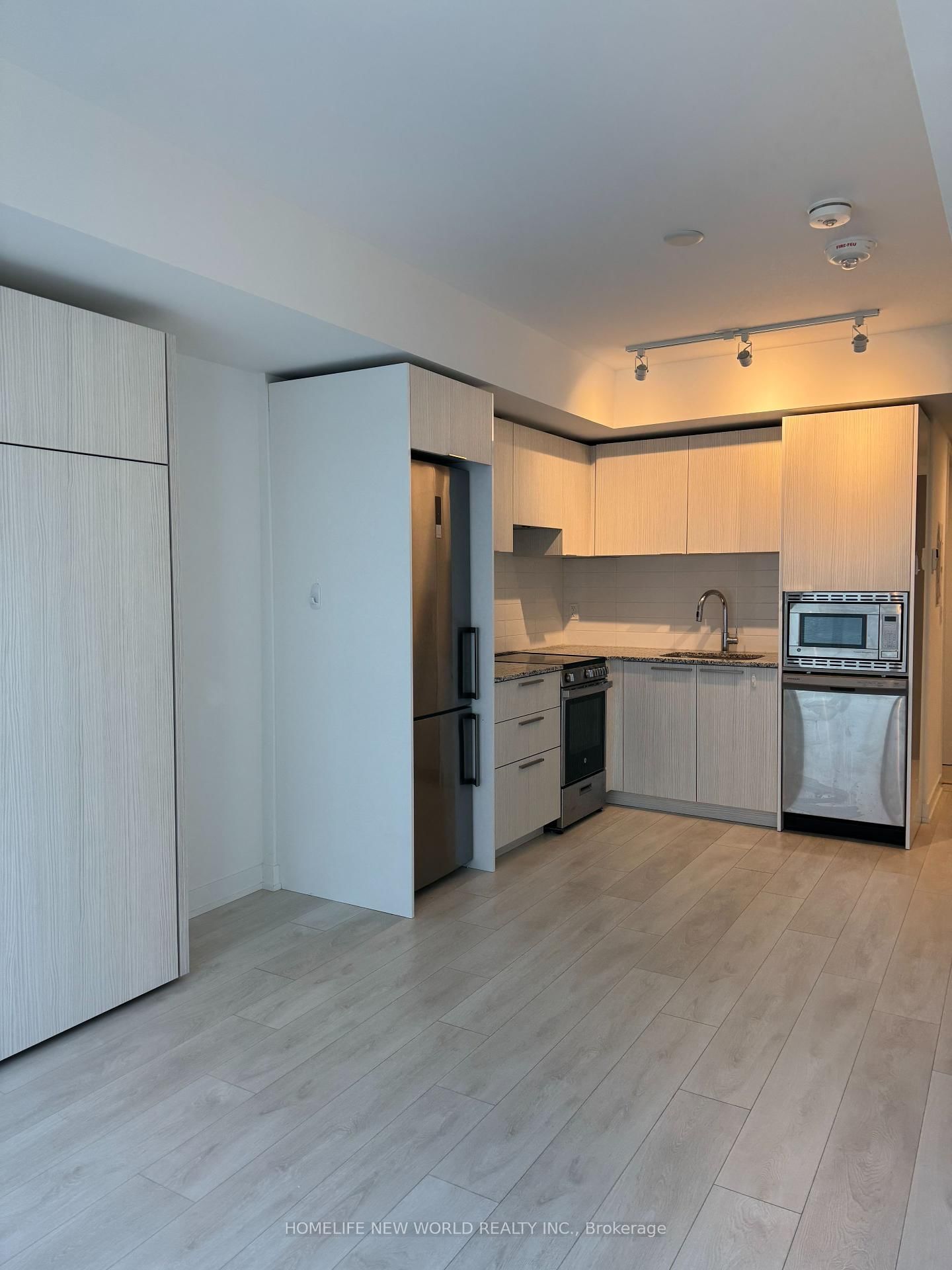 501 yonge St, unit 2204 for sale