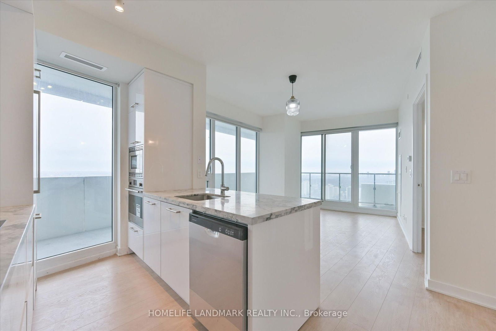 2221 Yonge St, unit 4003 for sale