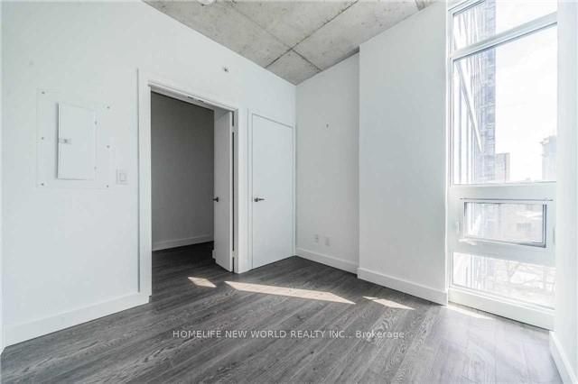 210 Simcoe St, unit 1804 for rent