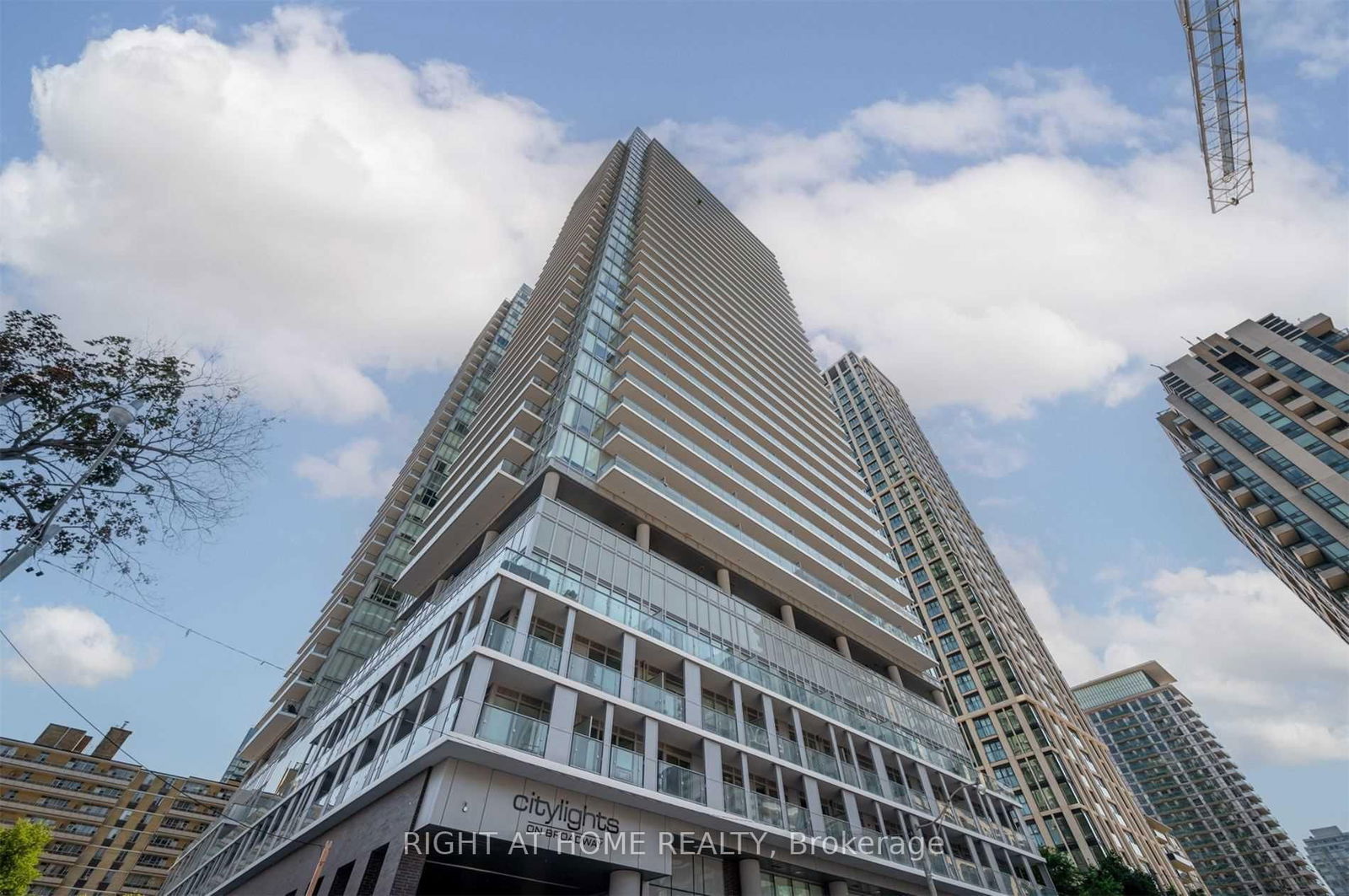 99 Broadway Ave, unit 612 for rent