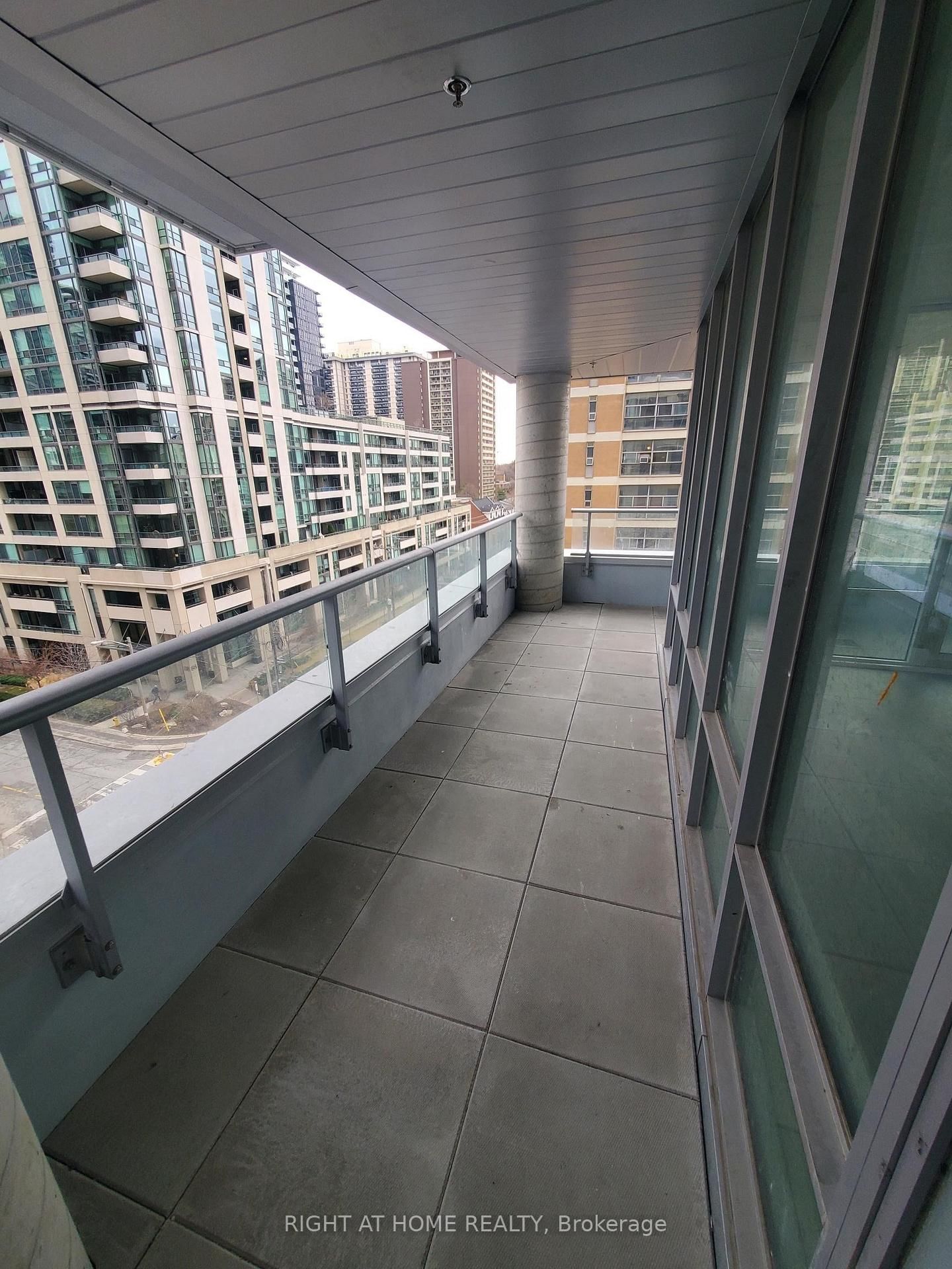 99 Broadway Ave, unit 612 for rent