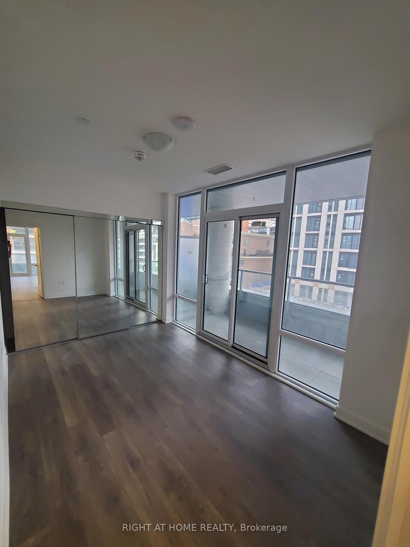 99 Broadway Ave, unit 612 for rent