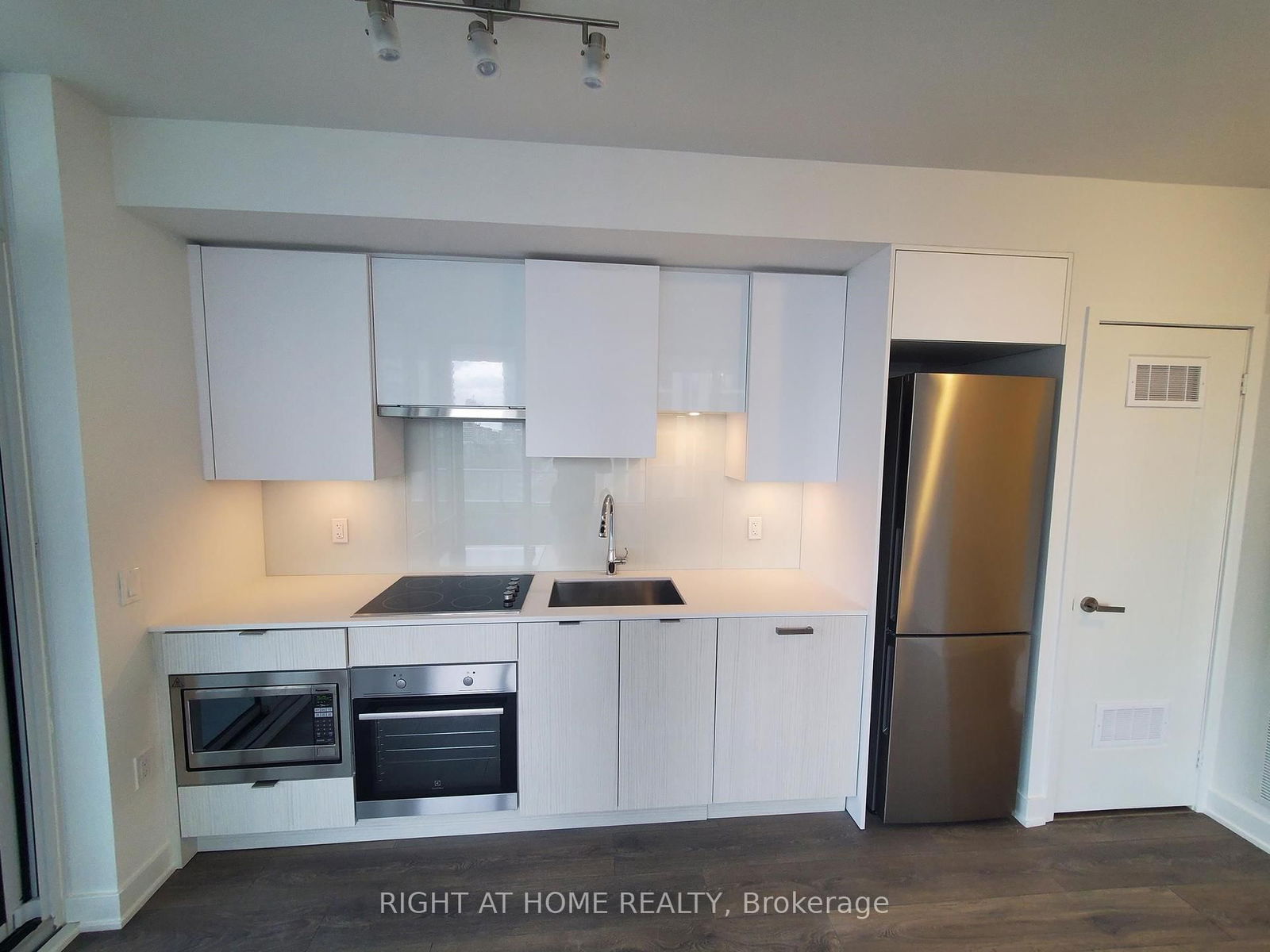 99 Broadway Ave, unit 612 for rent