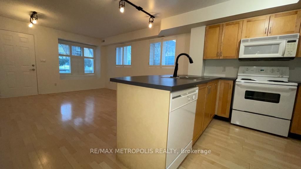 208 Niagara St, unit Th27 for rent