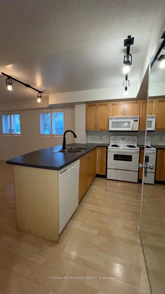 208 Niagara St, unit Th27 for rent