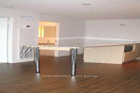 15 Singer Crt, unit 308 for rent