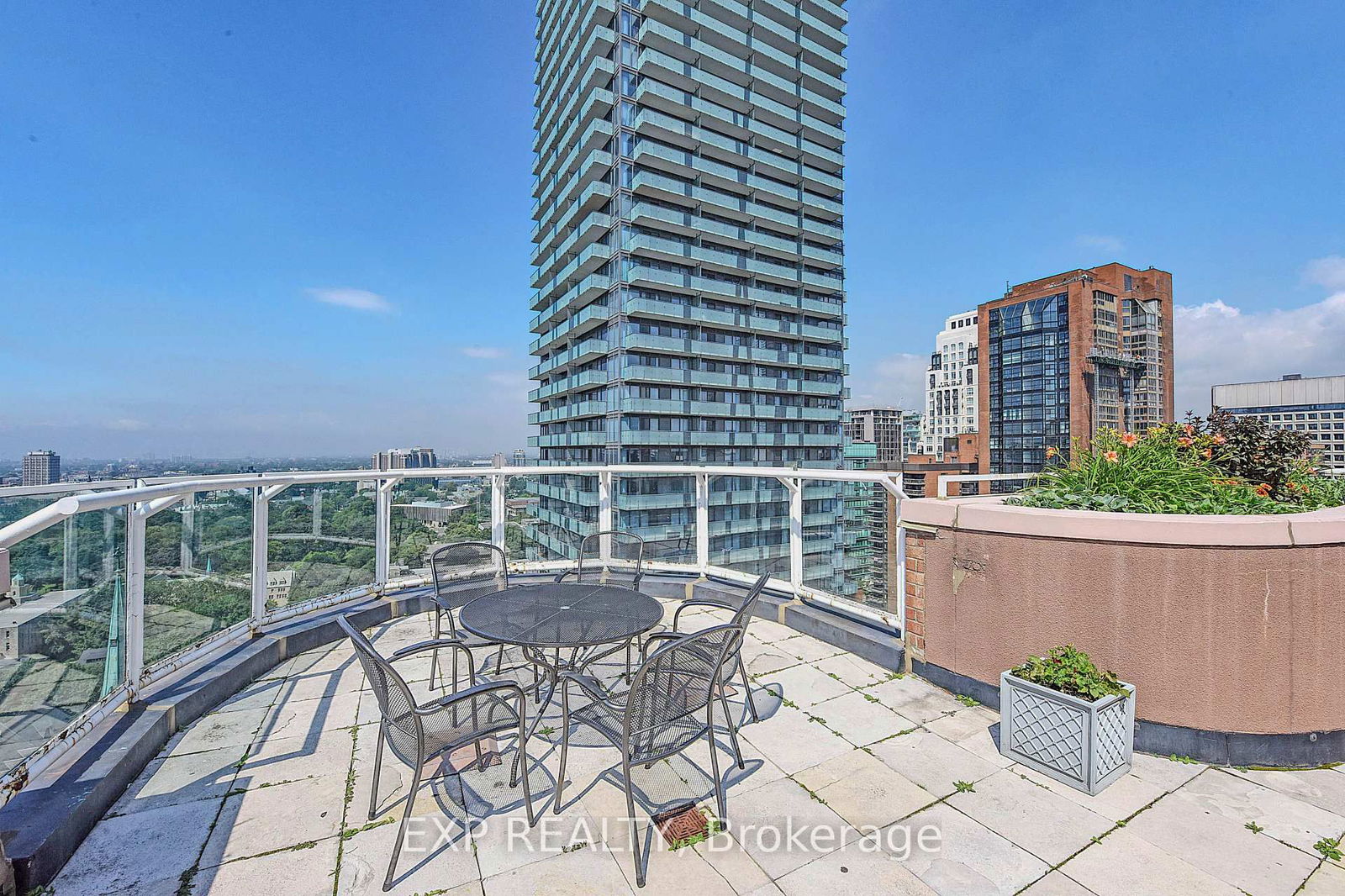 1055 Bay St, unit 1515 for rent