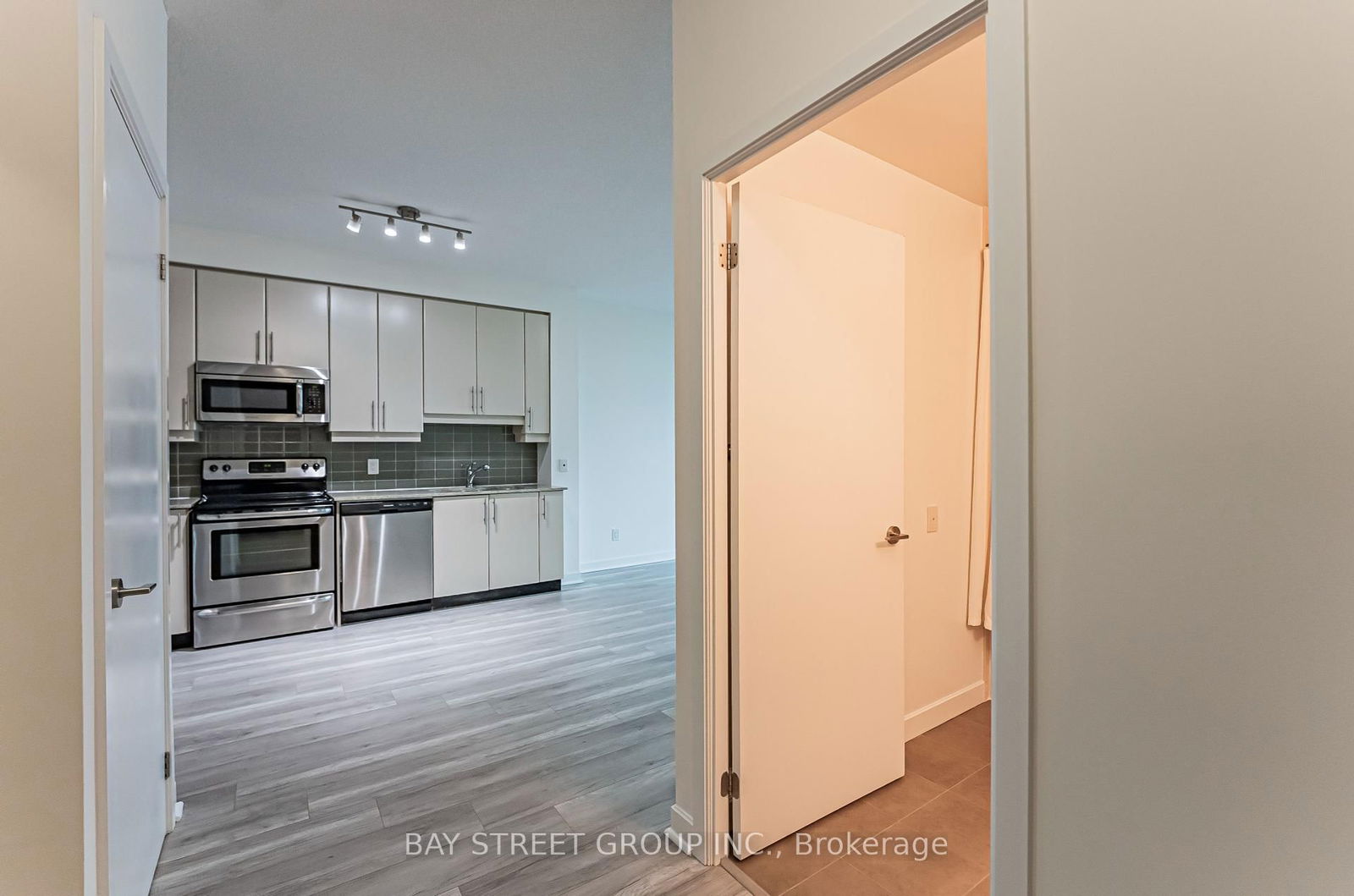 33 Bay St, unit 2907 for rent