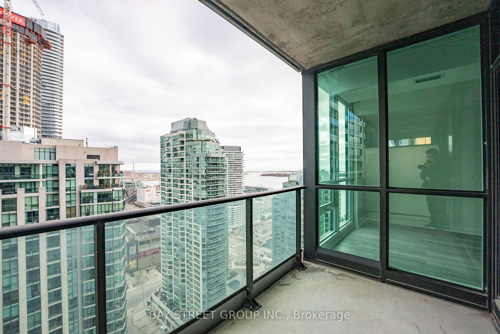 33 Bay St, unit 2907 for rent