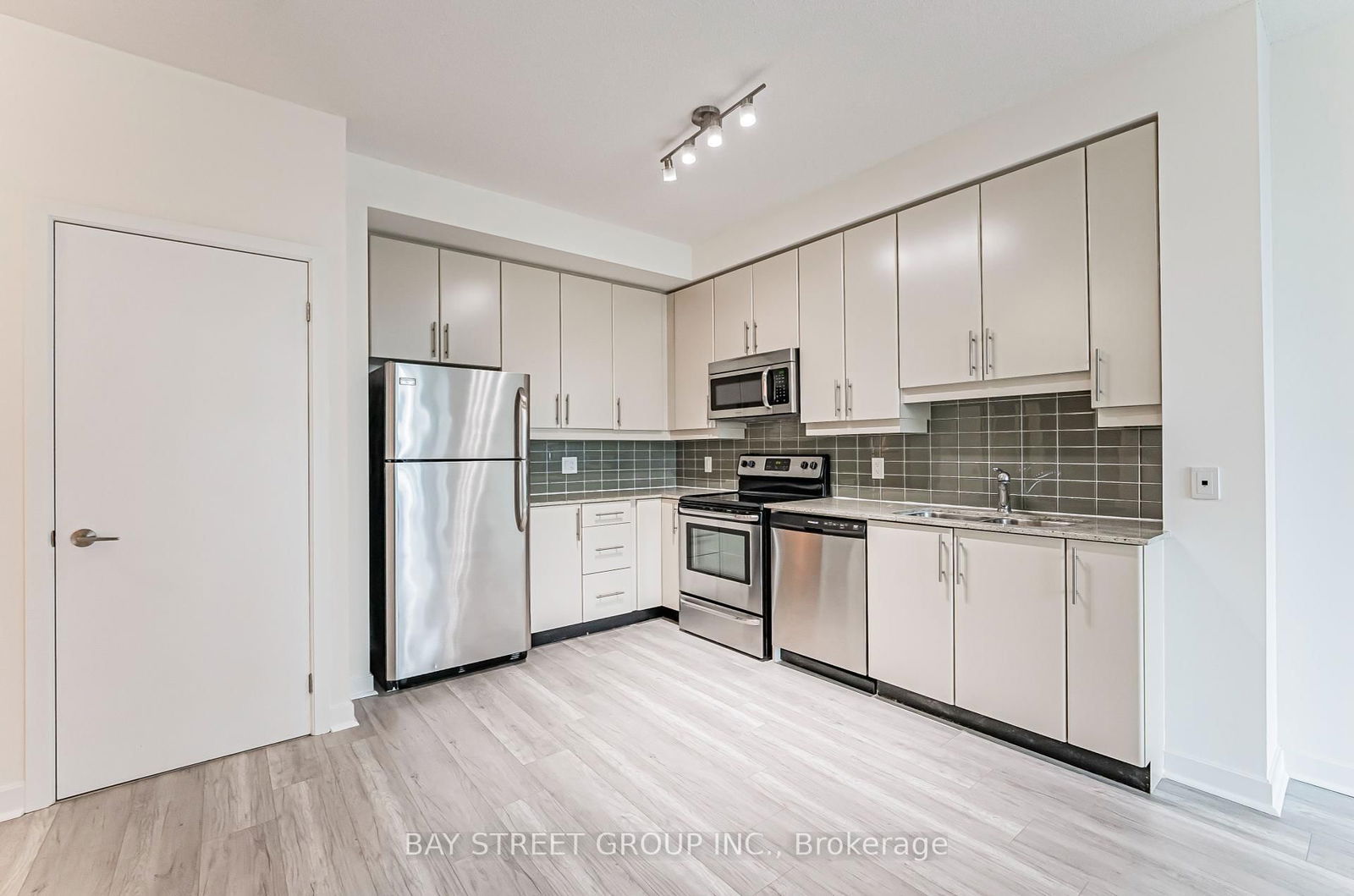 33 Bay St, unit 2907 for rent