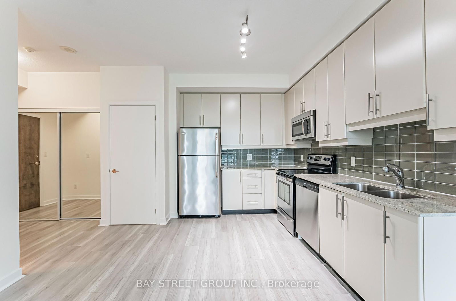 33 Bay St, unit 2907 for rent