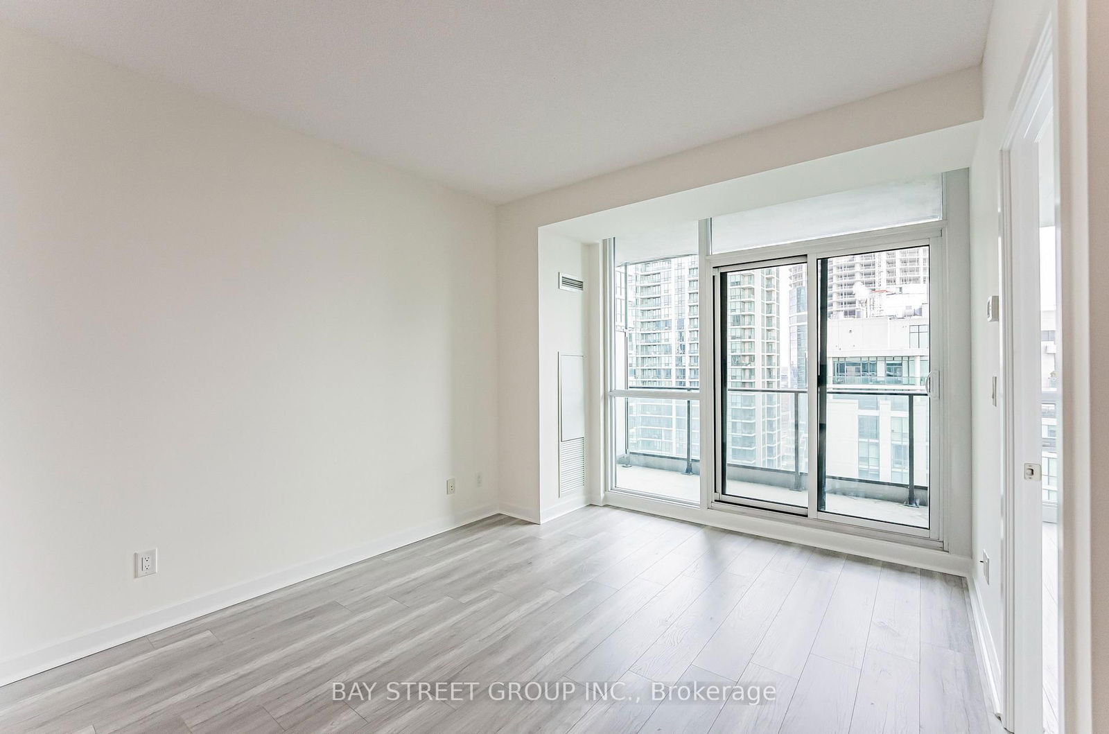 33 Bay St, unit 2907 for rent