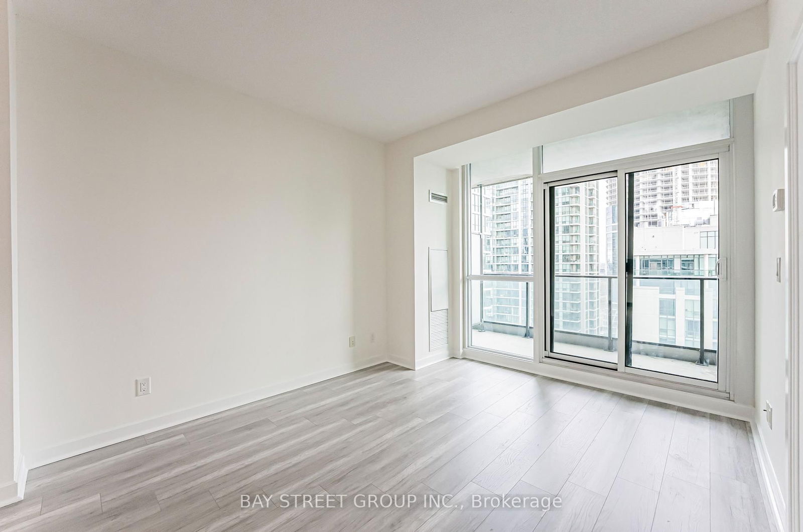 33 Bay St, unit 2907 for rent