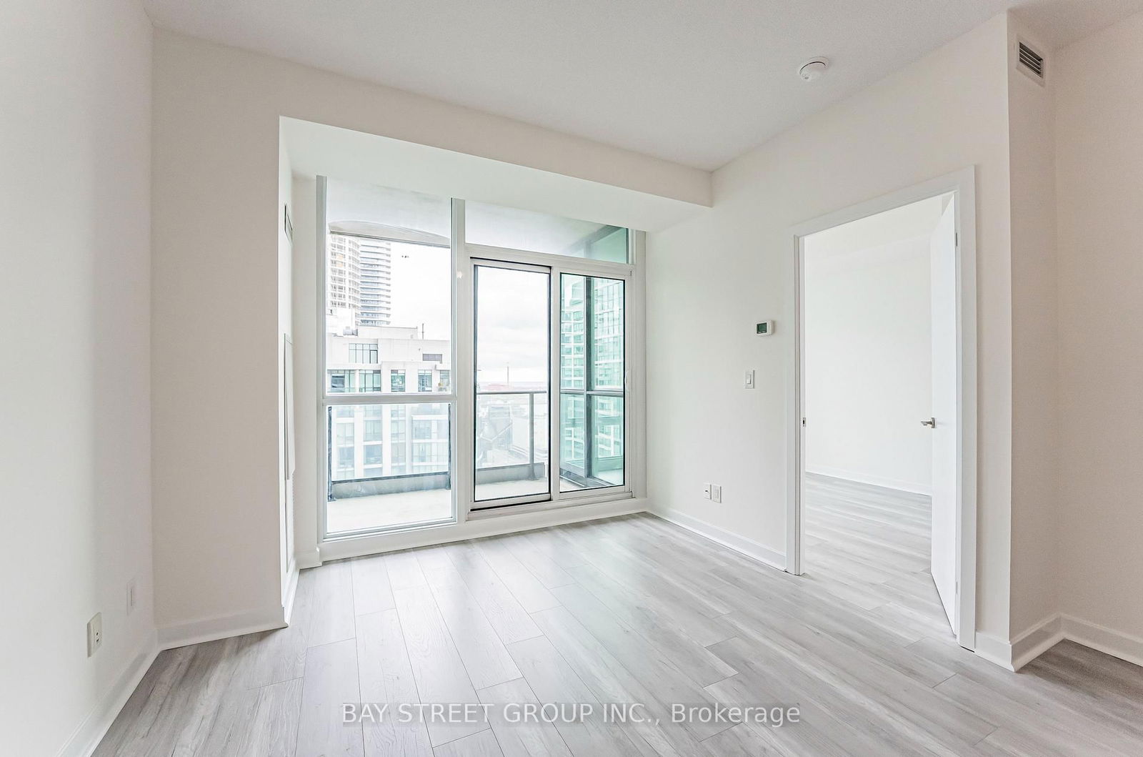 33 Bay St, unit 2907 for rent