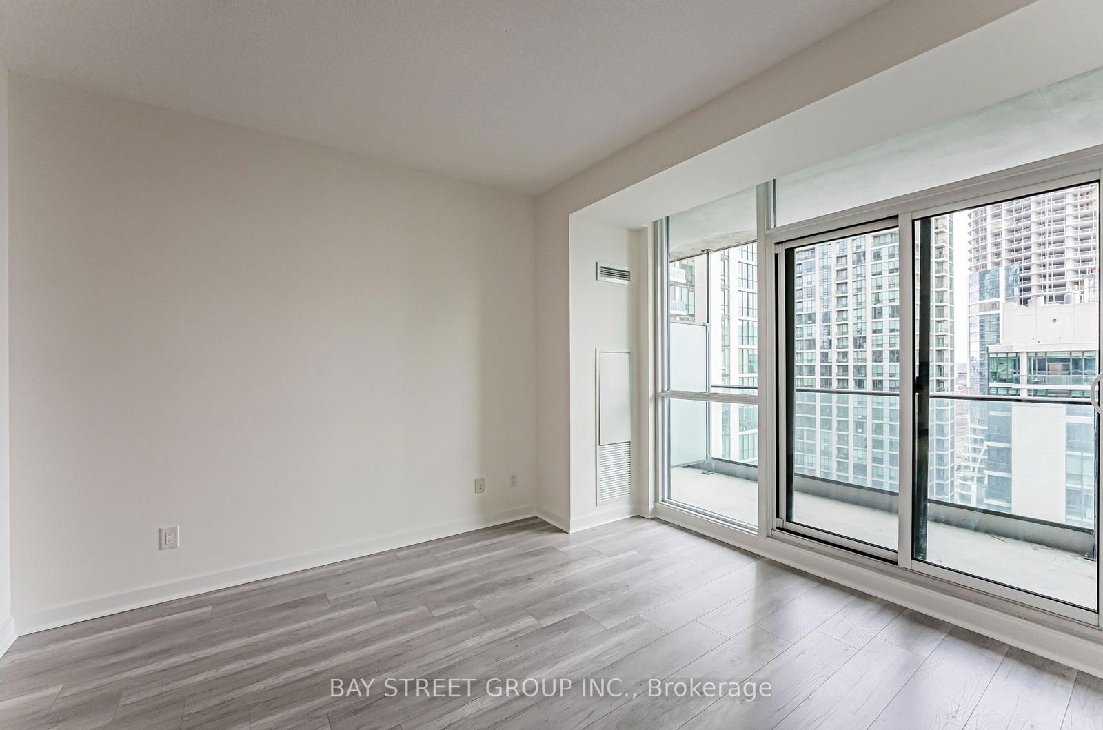 33 Bay St, unit 2907 for rent