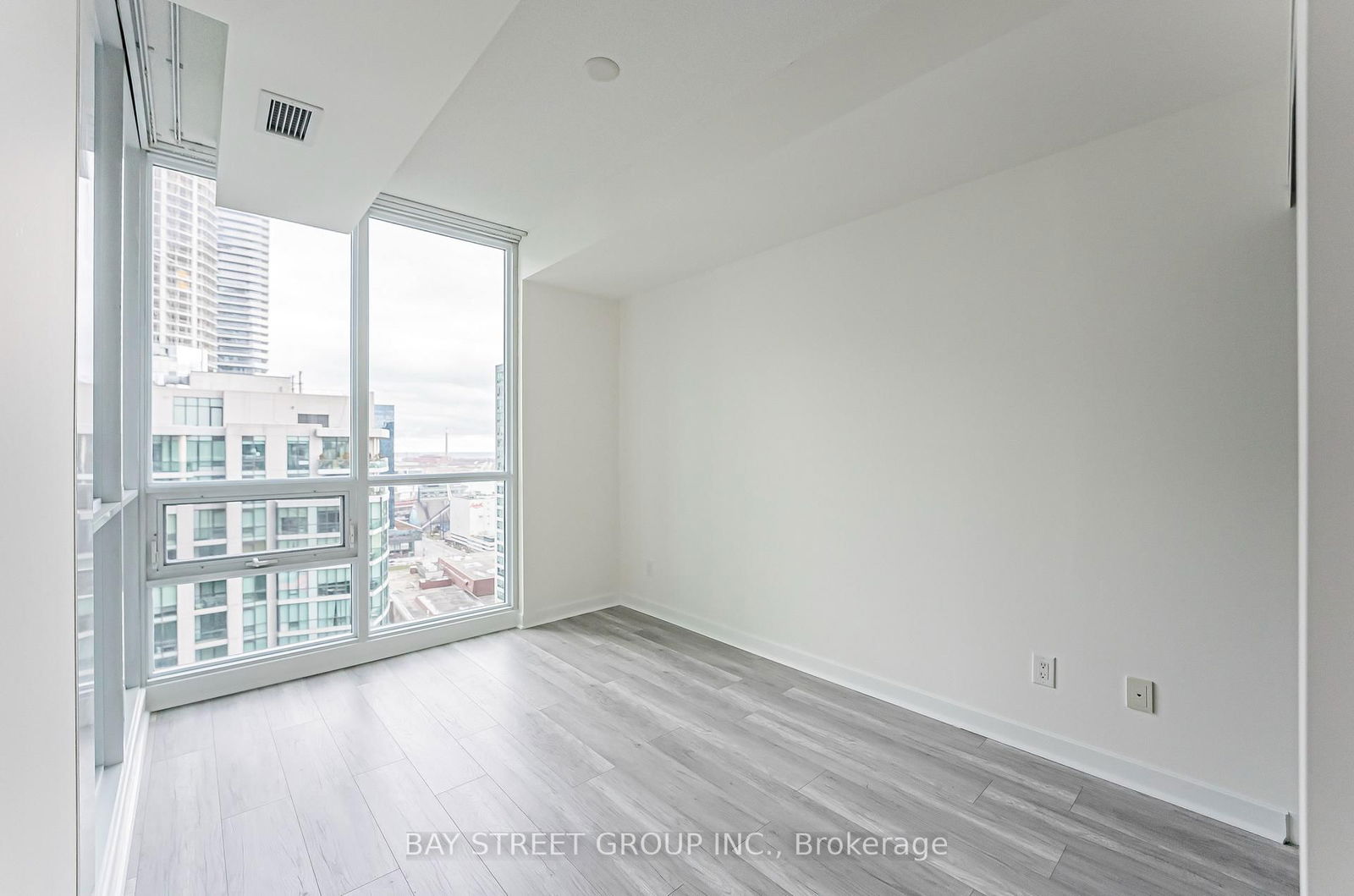 33 Bay St, unit 2907 for rent