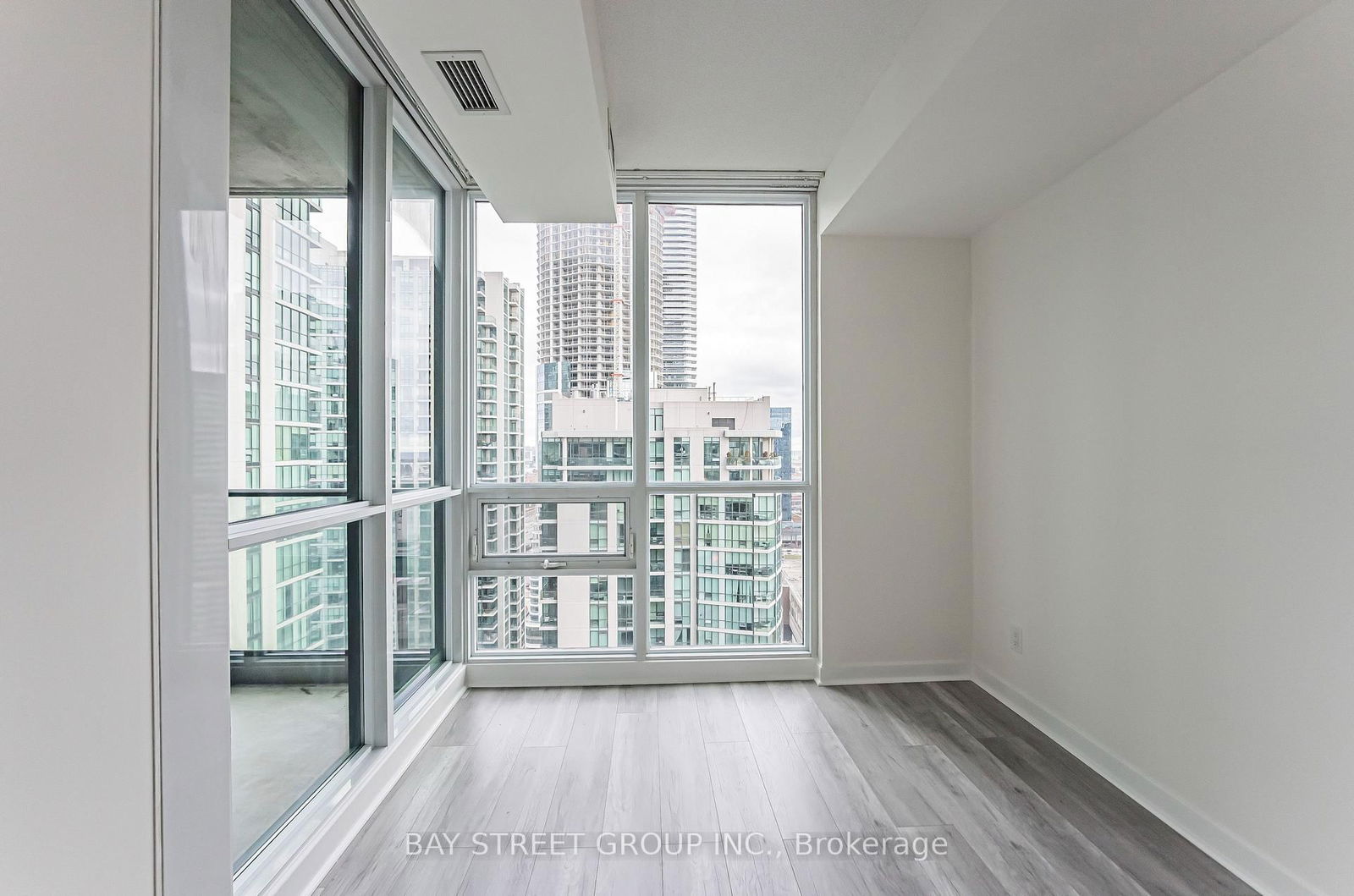 33 Bay St, unit 2907 for rent