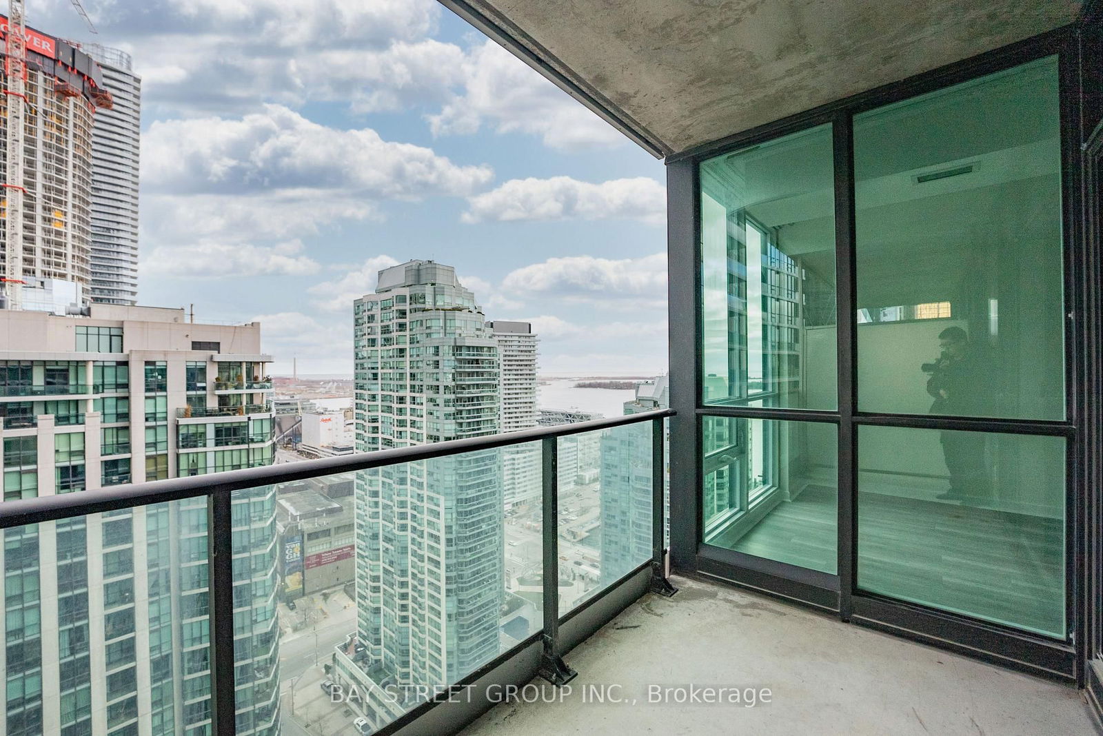 33 Bay St, unit 2907 for rent