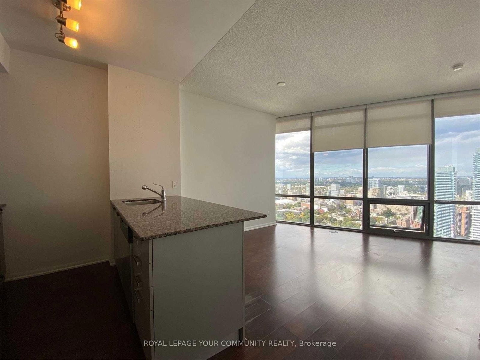 832 Bay St, unit 4704 for rent