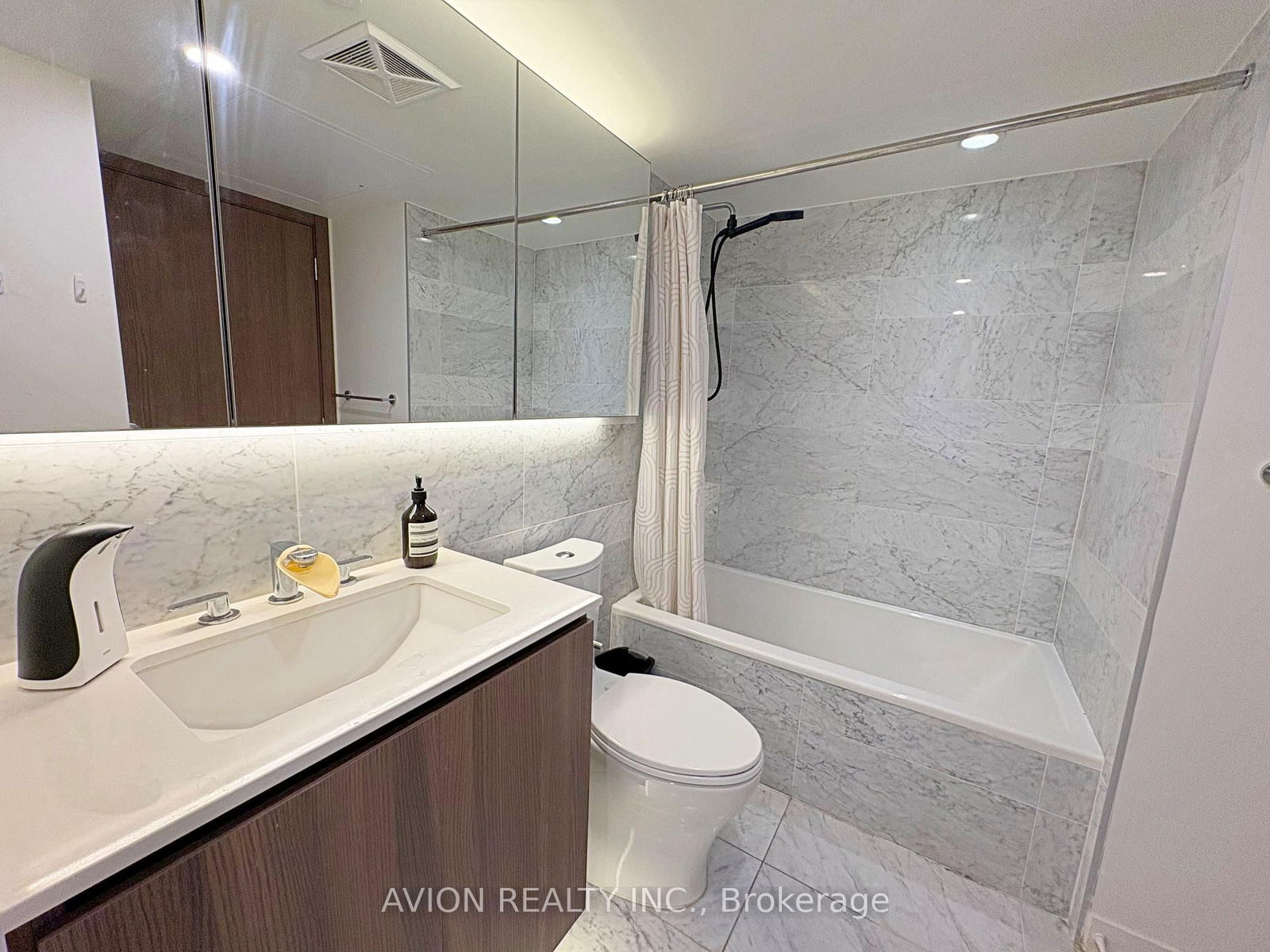 17 Bathurst St, unit 2301 for rent