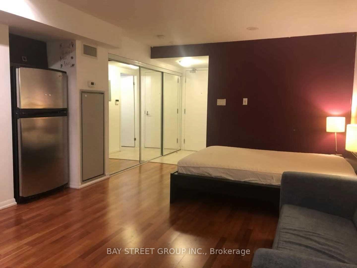 37 Grosvenor St, unit 605 for rent