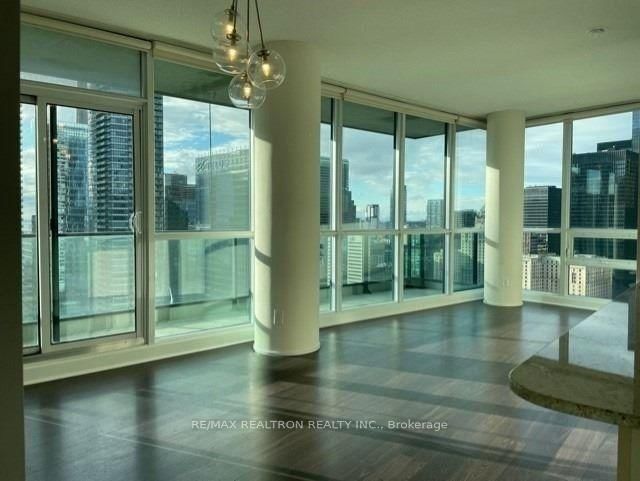 33 Bay St, unit 3303 for rent