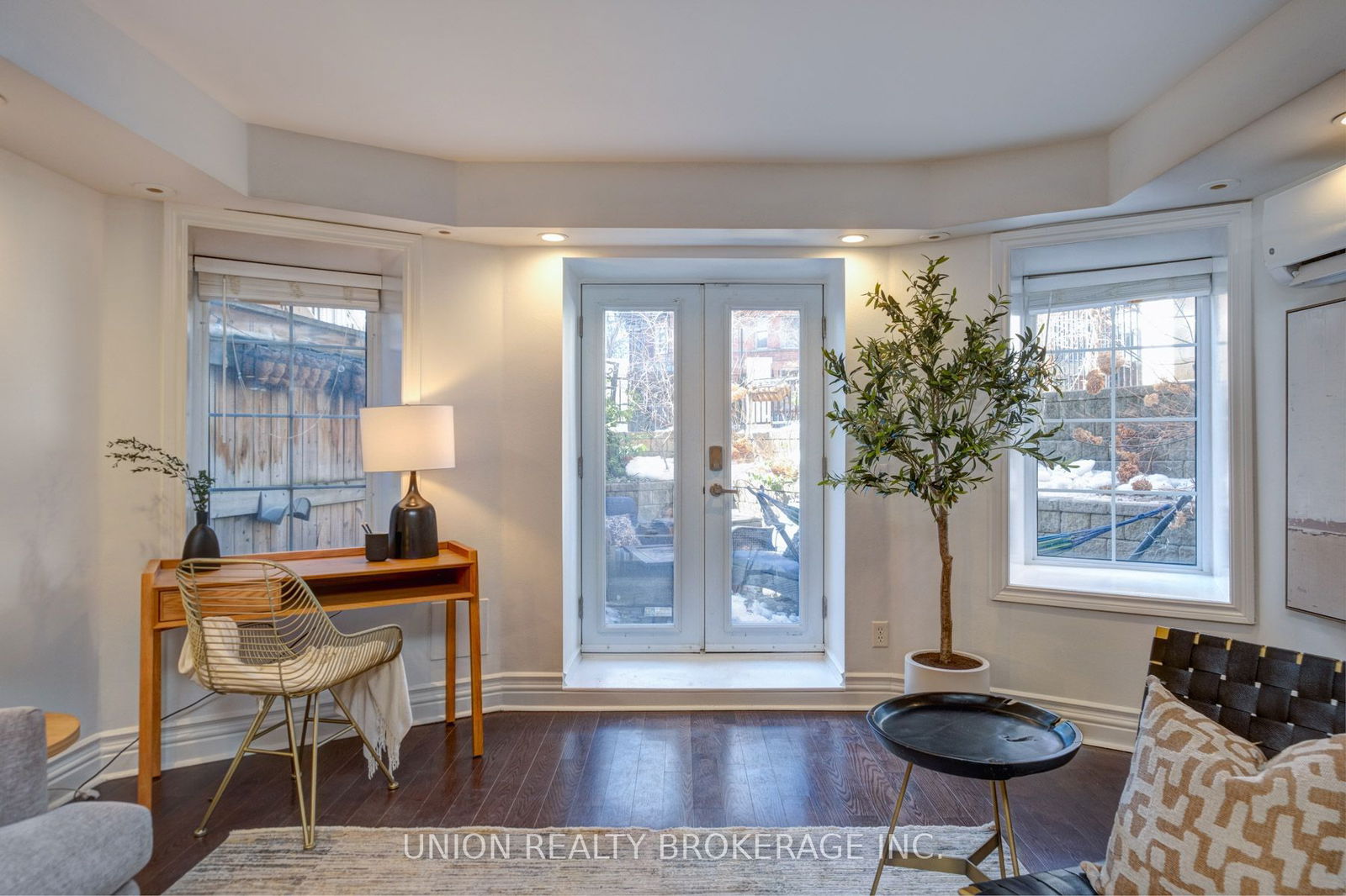 539 Jarvis St, unit M1 for sale