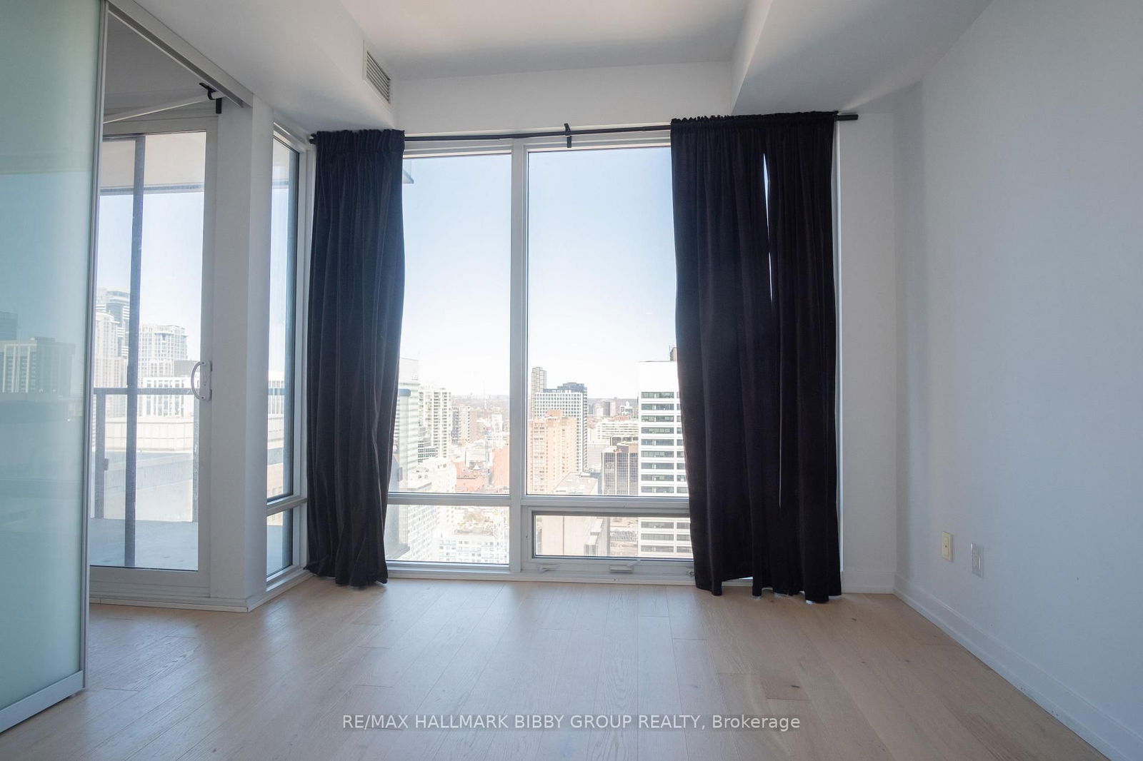 488 University Ave, unit 2106 for rent