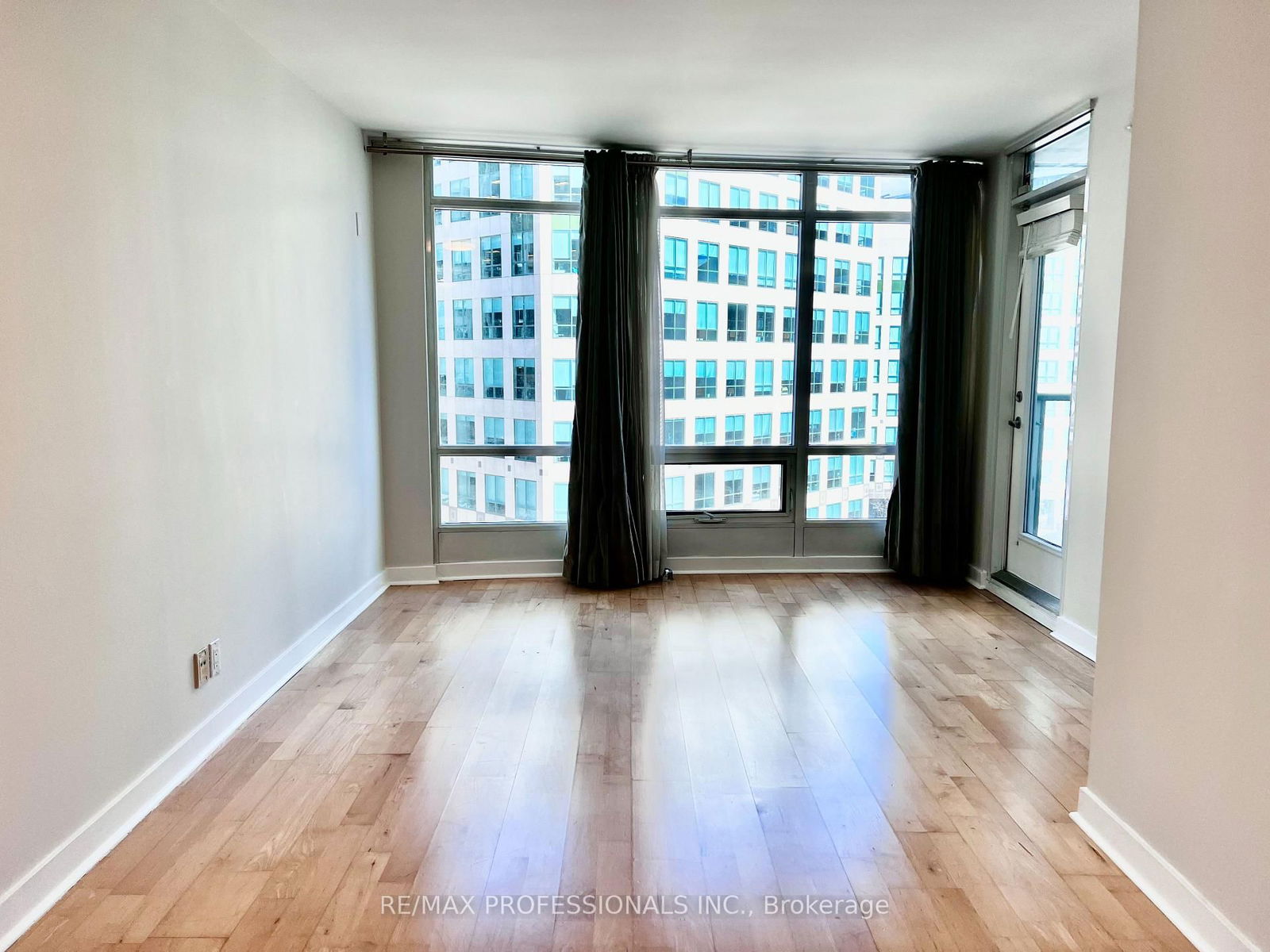 361 Front St W, unit 812 for rent