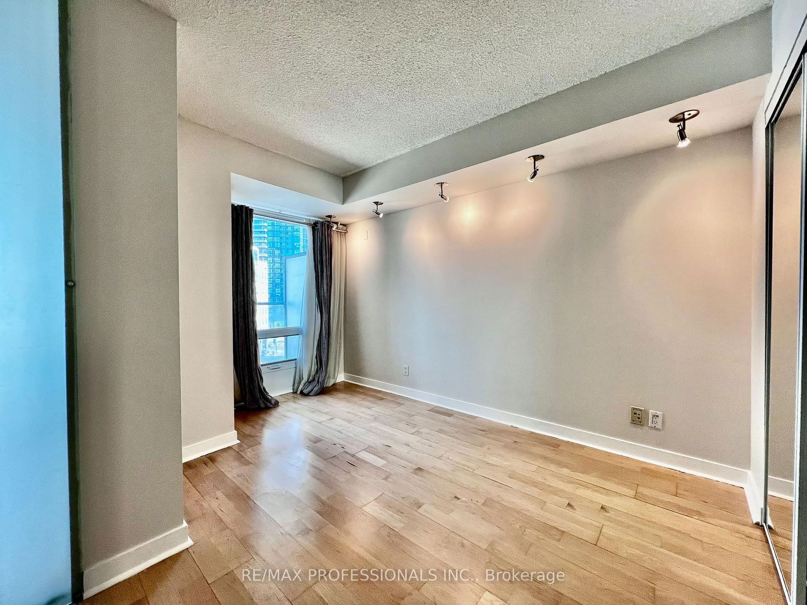 361 Front St W, unit 812 for rent