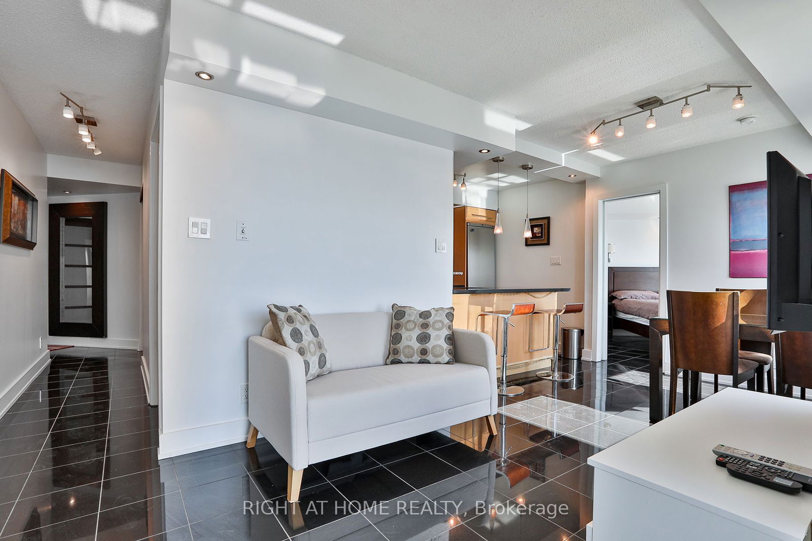 230 Queens Quay W, unit 823 for rent