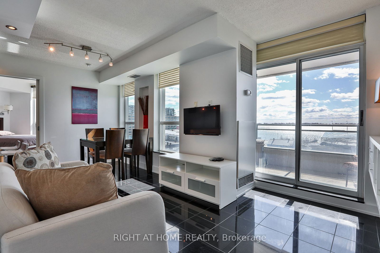 230 Queens Quay W, unit 823 for rent