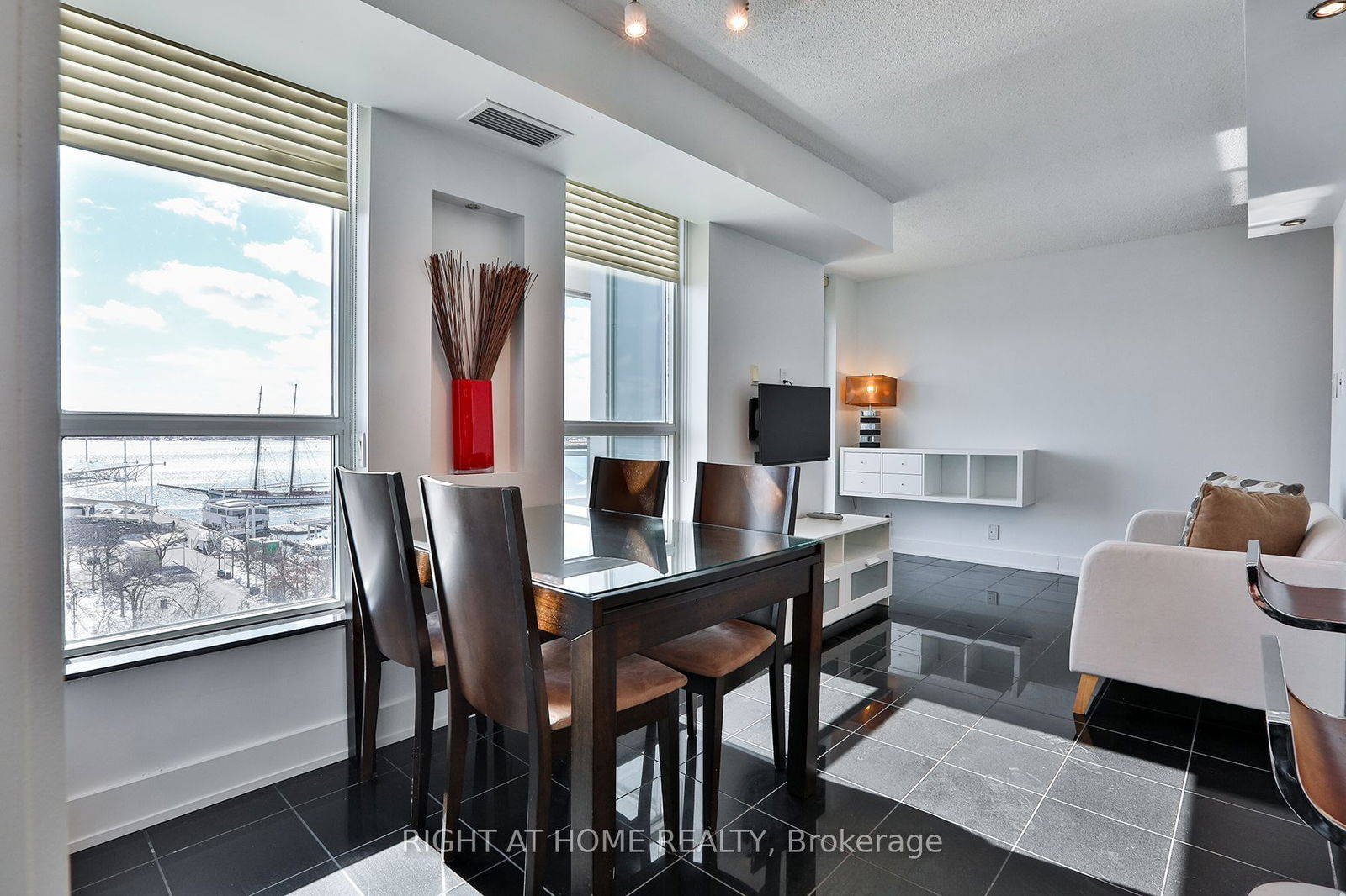 230 Queens Quay W, unit 823 for rent