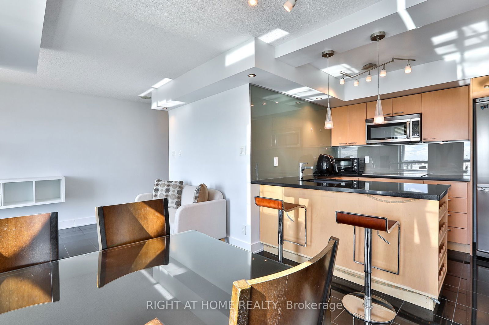 230 Queens Quay W, unit 823 for rent