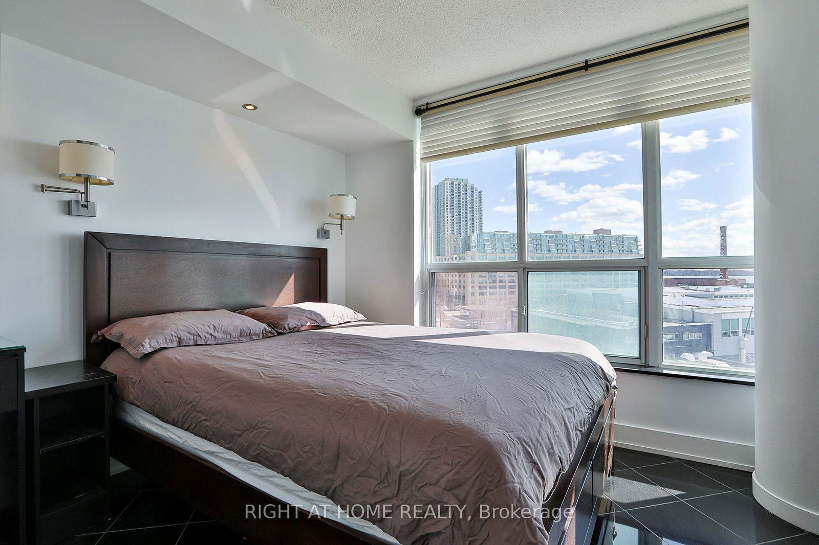 230 Queens Quay W, unit 823 for rent