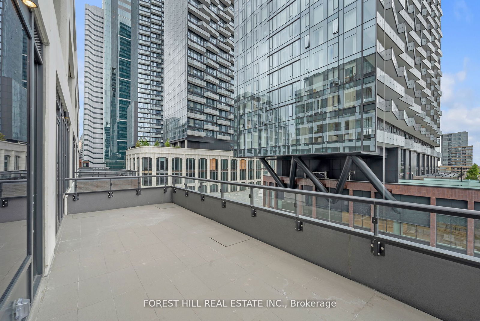 455 Wellington St W, unit 707 for sale