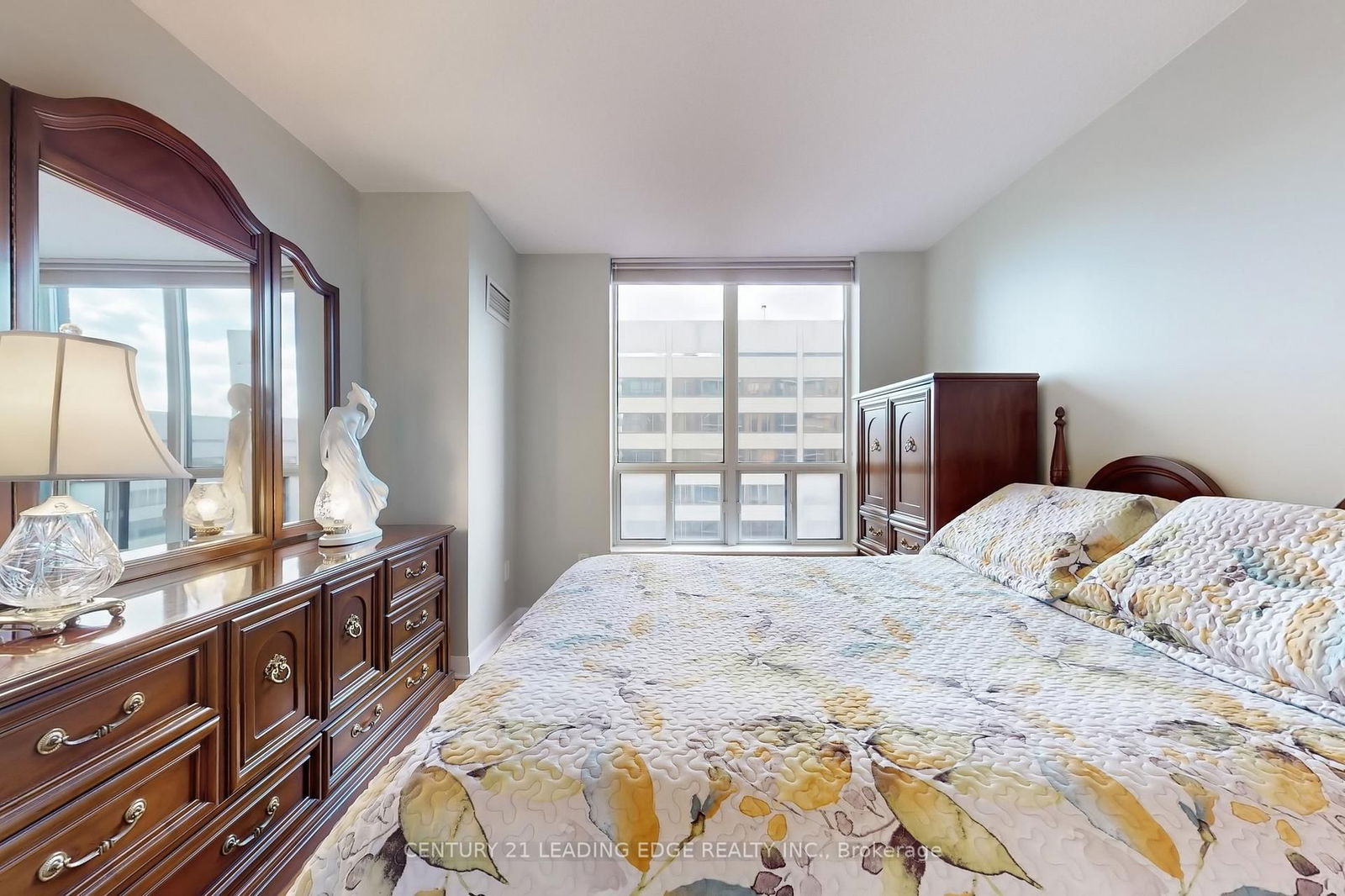 33 Sheppard Ave E, unit 910 for sale