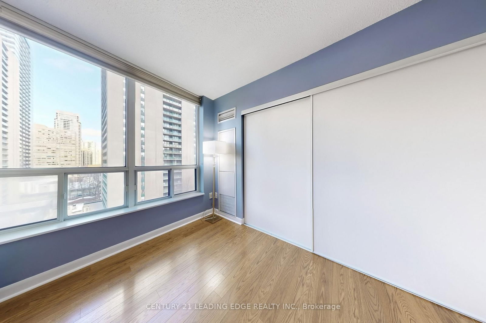 33 Sheppard Ave E, unit 910 for sale