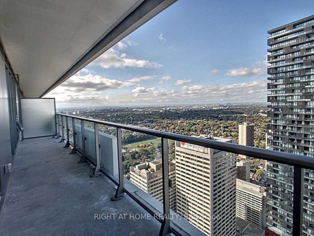 2221 Yonge St, unit 2702 for rent