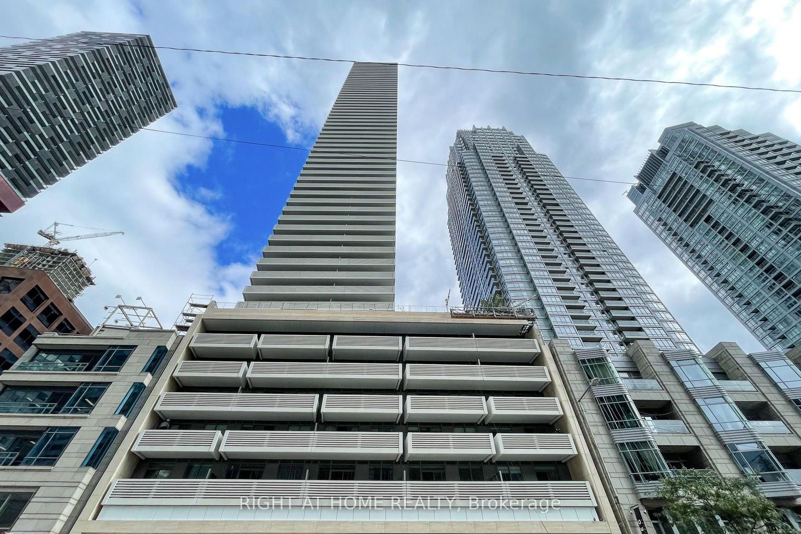 2221 Yonge St, unit 2702 for rent