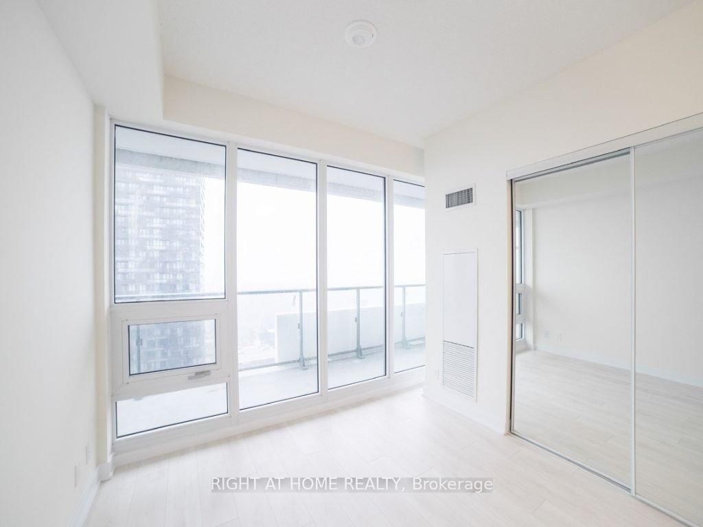 2221 Yonge St, unit 2702 for rent