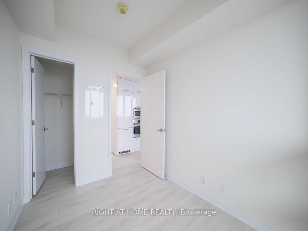 2221 Yonge St, unit 2702 for rent