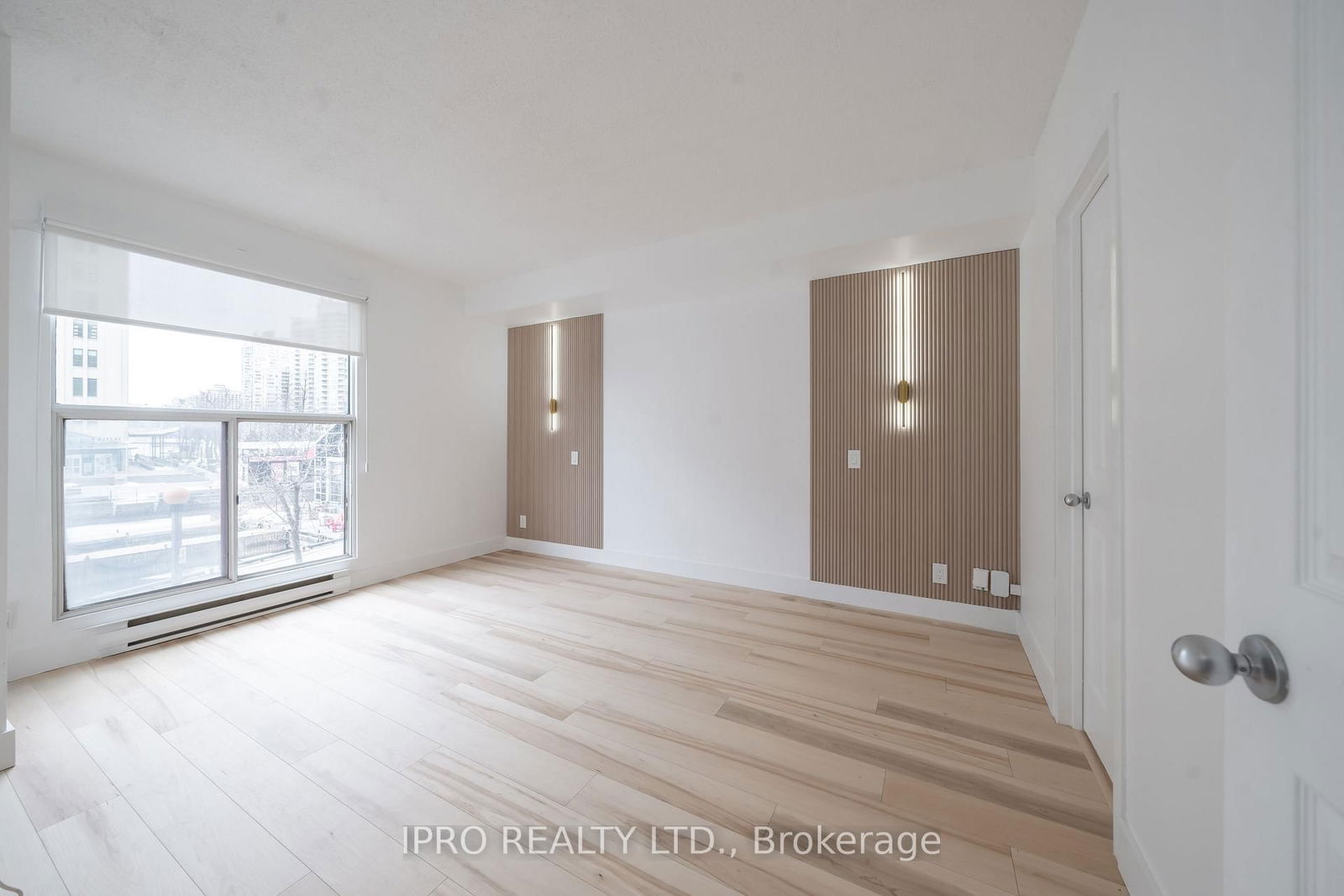 77 Harbour Sq, unit 308 for rent