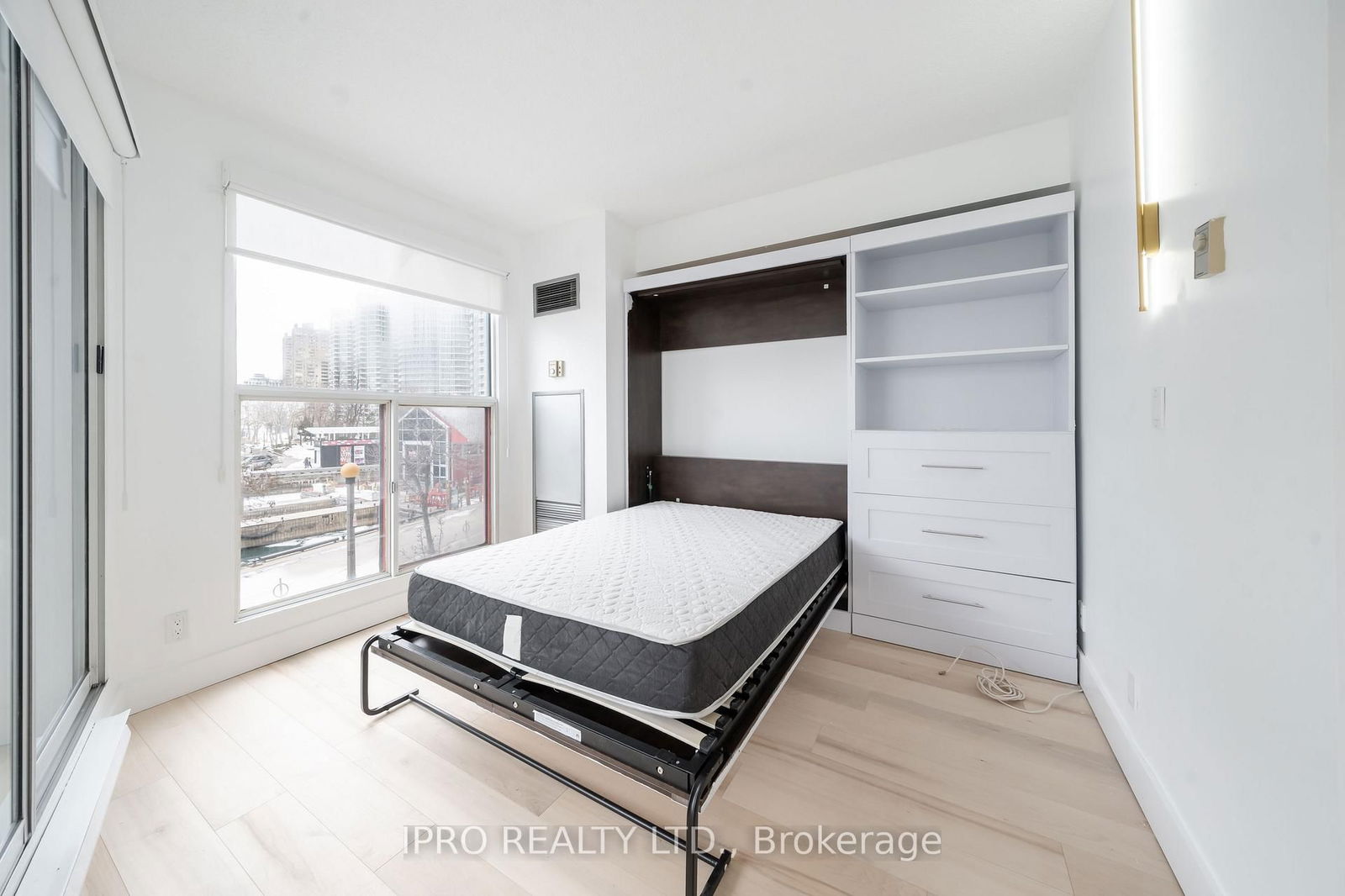 77 Harbour Sq, unit 308 for rent