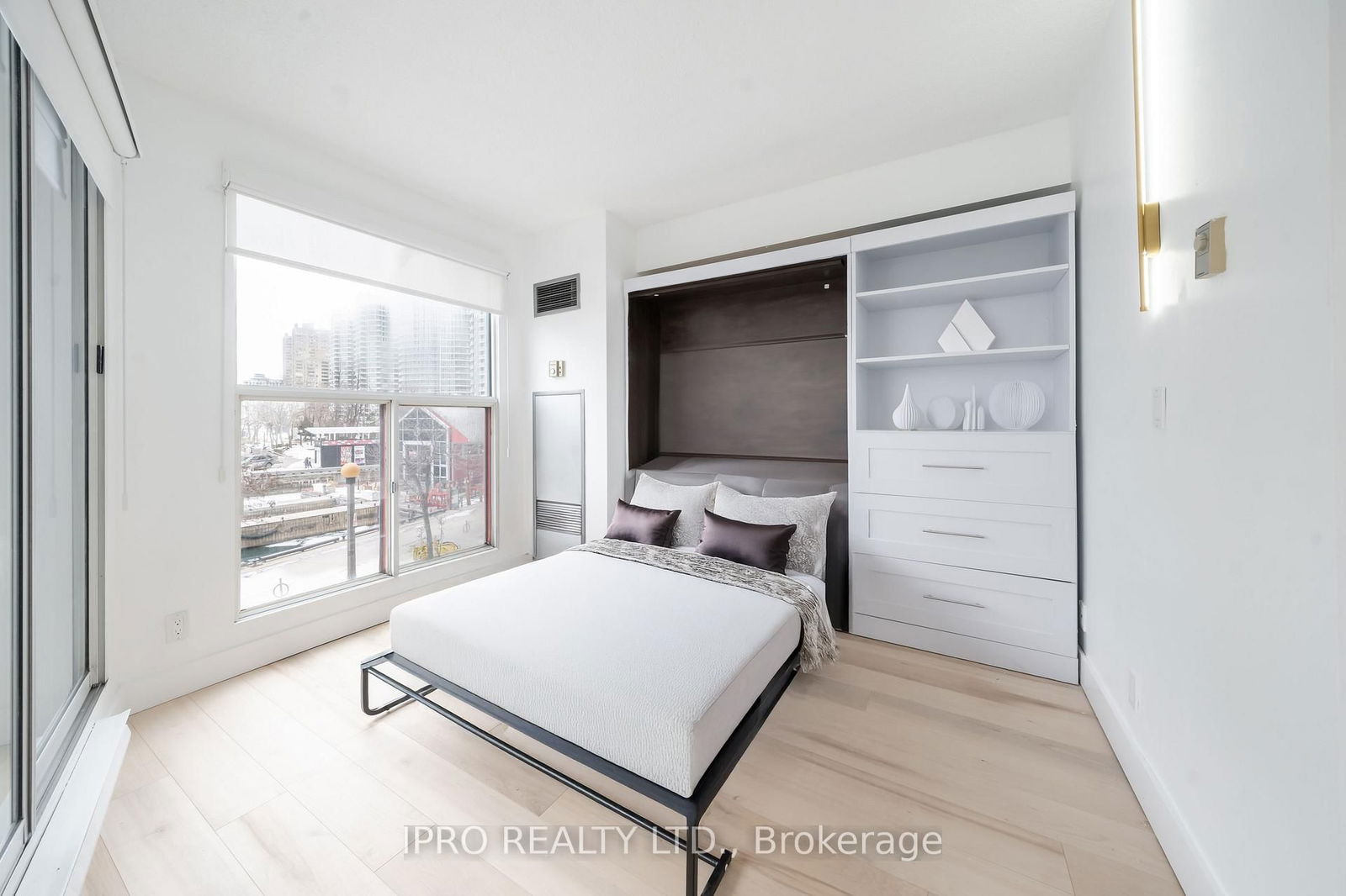 77 Harbour Sq, unit 308 for rent