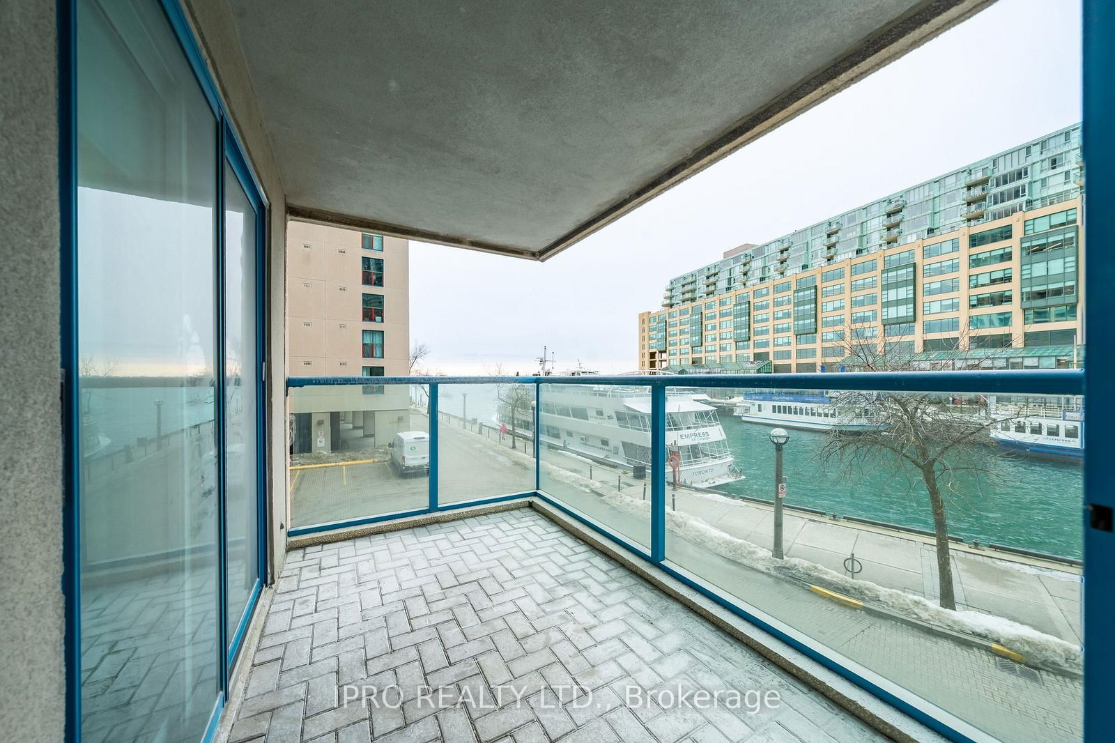 77 Harbour Sq, unit 308 for rent