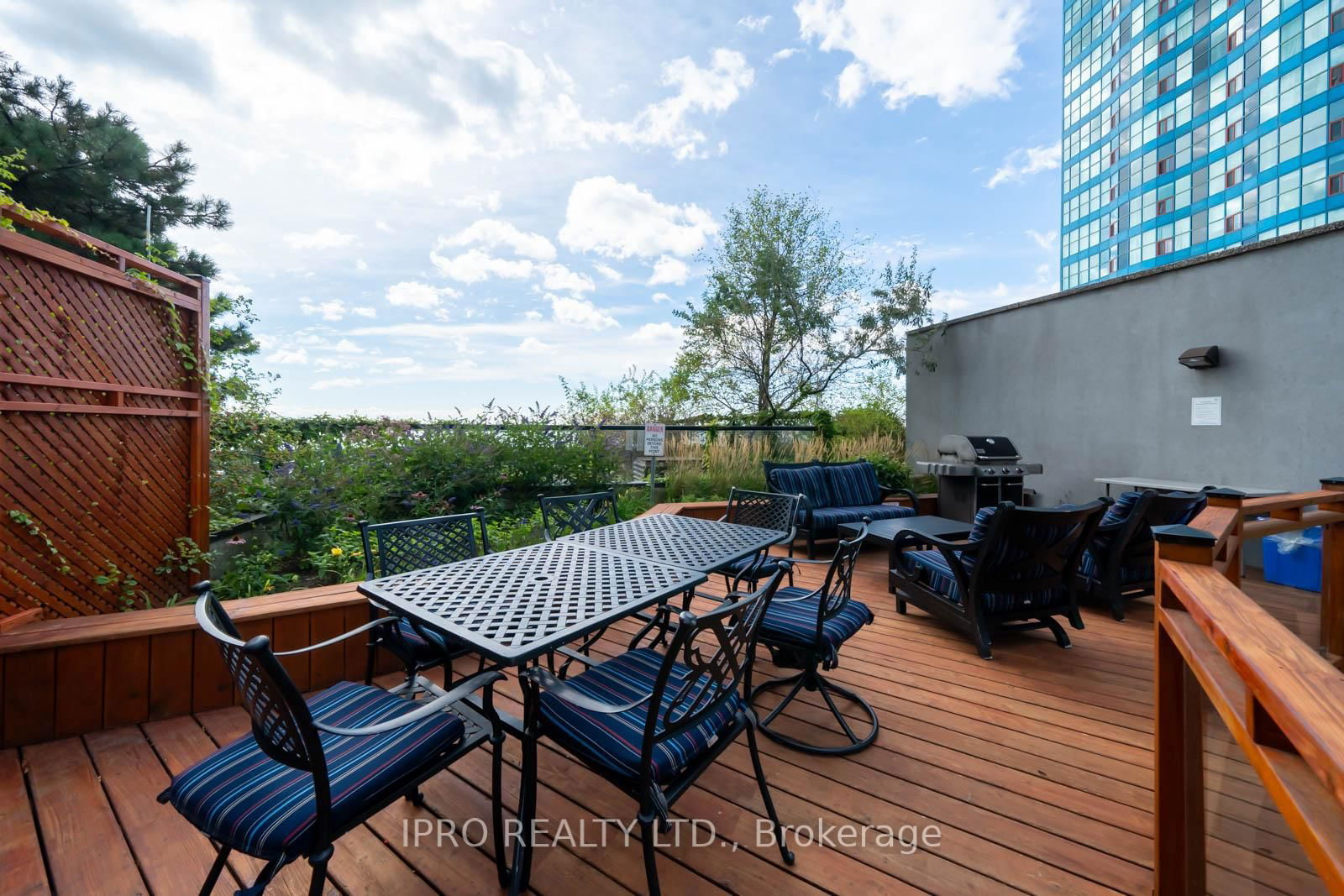 77 Harbour Sq, unit 308 for rent