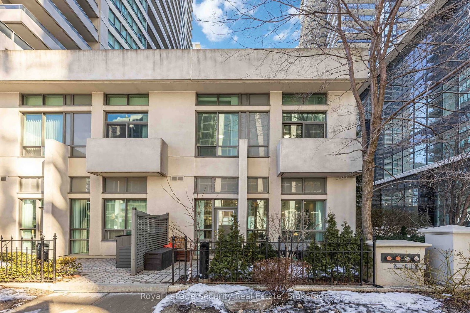 23 Hollywood Ave, unit 108 for sale